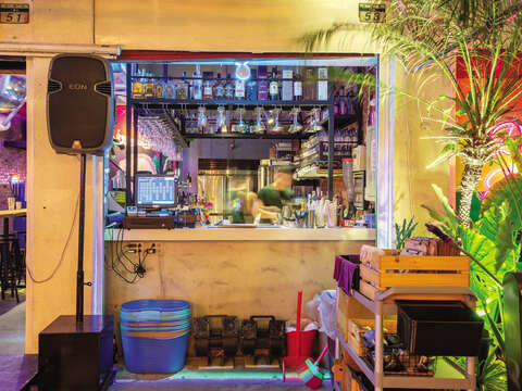 The cozy outdoor space, graffiti on the wall, neon- lights and the energetic bar welcome guests to Dalida every night, no matter what their sexual orientation might be!