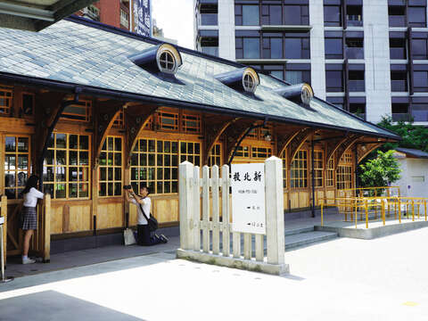 日本式木造建築で有名だった北投駅は、新たに改築され人気観光スポットとなっている他、展示スペースとしても活用されています。