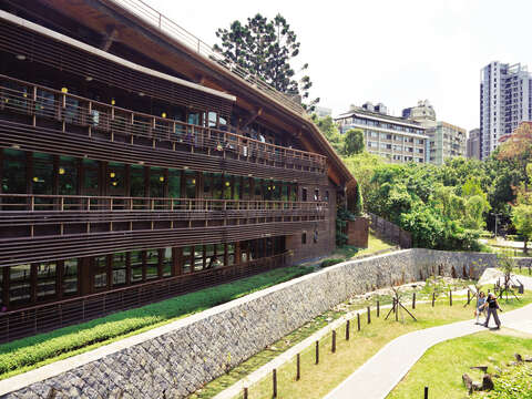 巨大な木の家のような外観を持つ台北市立図書館北投分館は緑の豊富な公園の中にあります。