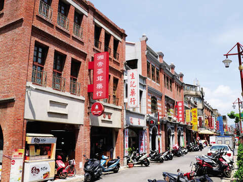 迪化街を歩くと、大稻埕が台北の様々な産業を生み出した地域であることがわかります。