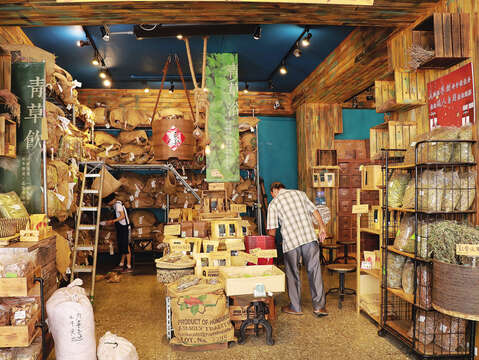 大稻埕にはオープンデザインの漢方のお店が多々有り、一般的なお店と違って自由に店内を見て回ったり、商品が選べるようになっています。