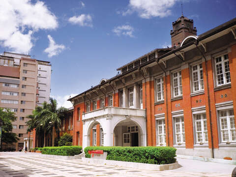 台北当代芸術館の赤レンガは1919年から今に至るまで残り続けていて、レトロな雰囲気と館内にある現代的な展示が強烈な対比を生んでいます。(写真/台北当代芸術館)