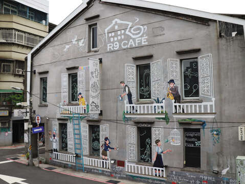赤峰街は、数多くのおしゃれカフェが外観を塗装することで芸術的な雰囲気を作り出しています。