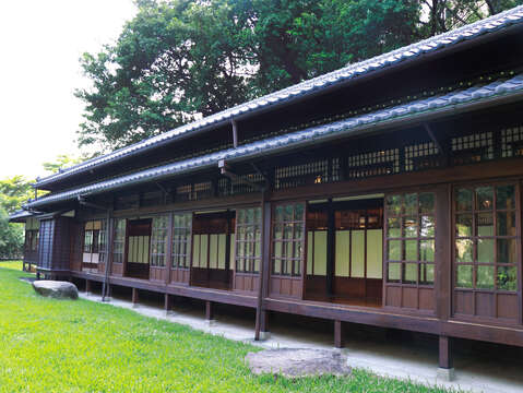 日本式建築で建てられた紀州庵文学森林は、多くの文学愛好者たちが執筆をしたり、のんびりとコーヒーを楽しむ場所となっています。