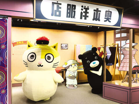 Fumeancats (left), from a well-known YouTube channel, and Bravo (right), the mascot of Taipei City, invite you to explore western clothing stores in Taipei from 1920. (Photo/Department of Information and Tourism, Taipei City Government)