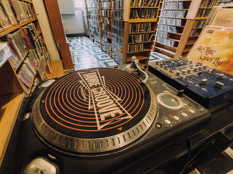 Indimusic is a paradise for diggers to find any kind of music from their expansive collection, with all LPs available to play live in the store.