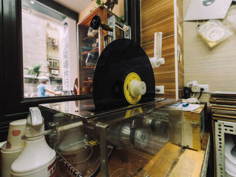 小宋は商品が整理整頓されているだけでなく、店内でレコードのクリーニングサービスも行っています。