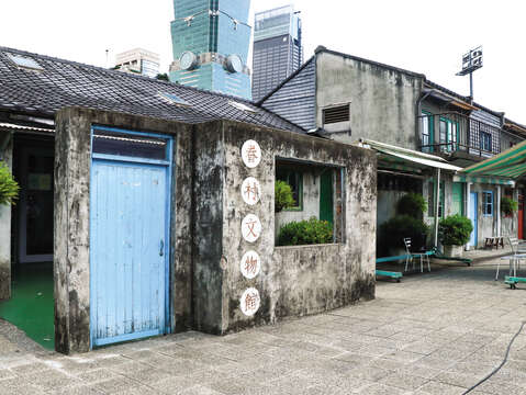 With historic buildings and memories of its days as a neighborhood for military dependents, Sisinan Village has become an exhibition space to showcase the bygone era of the 1950s.