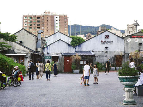 Sisinan Village has a leisure outdoor space for people in the neighborhood to hang out to enjoy creative markets on weekends.