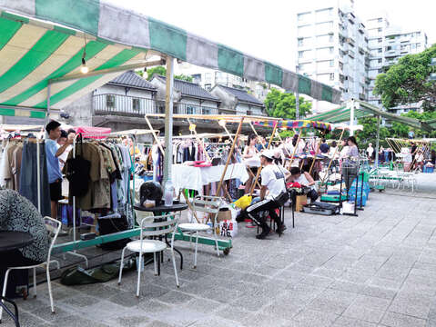 週末になると不定期でマーケットなどのイベントが四四南村の屋外スペースで開催されます。