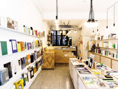 朋丁は書店とカフェが融合したアートスペースとなっていて、アートを より一般人の生活に近い感覚で感じられる空間となっています。( 写真 / 朋丁)