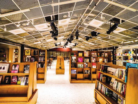 ​​​​​​​PLAYground 南村劇場は、劇場以外にも読書スペースを設置した書店があります。(写真 /PLAYground 南村劇場)