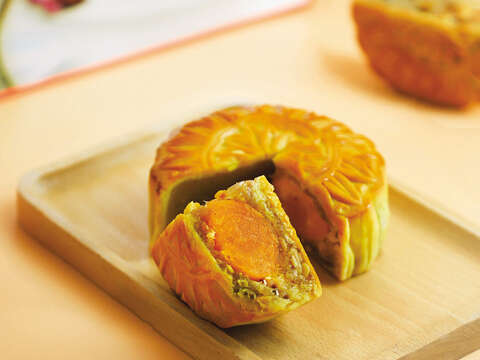 Taiwanese share mooncakes with family during the Moon Festival as a symbol of family reunion. (Photo/Foto T)
