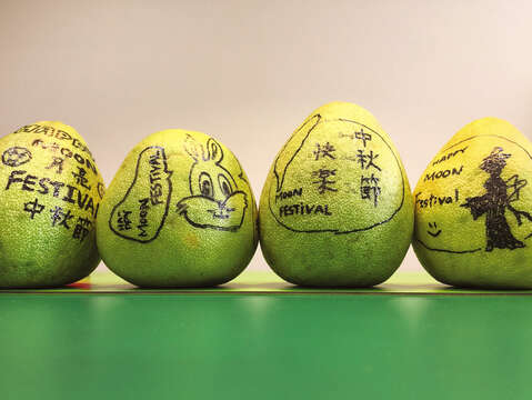 Before eating pomelo, it is also a fun activity to paint it with your creativity. (Photo/Taiwan Scene)
