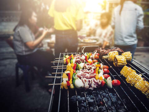 Nowadays, it is also common to see locals enjoying BBQ with family and friends in Taipei during the Moon Festival. (Photo/PhuShutter)