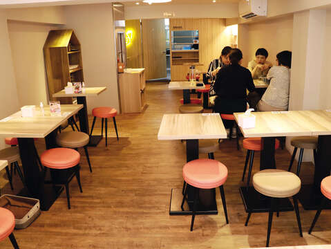 餃子楽ではメニュー以外に明るく温かい快適な食事空間も提供しています。
