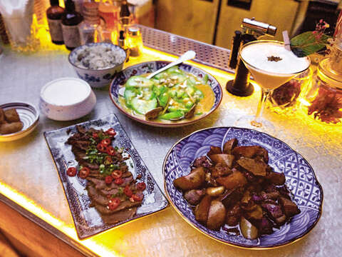 クラシックな台湾式居酒屋として有名な弎樓は、豆乳やキンモクセイなど台湾を代表する味を組み合わせたカクテルを提供しています。