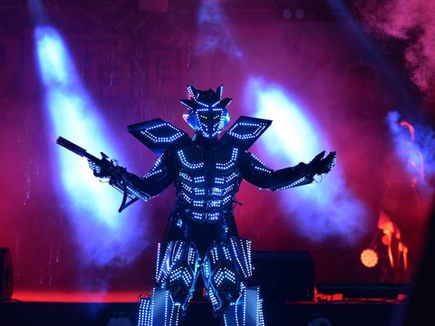 開場表演由LUXY BOYZ 帶來精彩LED雷射舞衣及大型機器人表演，炒熱現場氣氛。.JPG