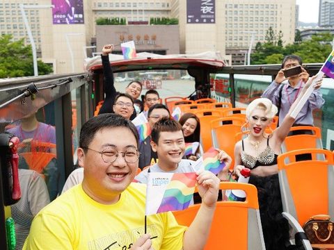 Selamat bergabung di acara “Pertunjukan Cahaya - Color Taipei” yang disponsori pemerintah. Ayo, naik “Bus Tur Color Taipei” dan jelajahi Taipei!