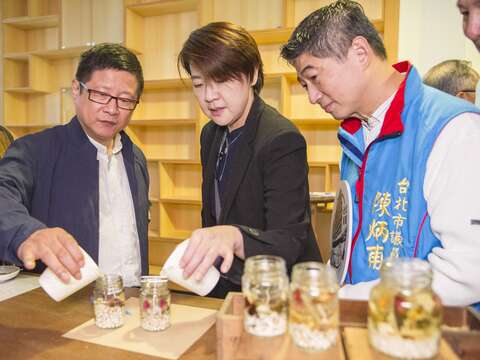 黃珊珊副市長(右2)與產業發展局局長林崇傑(左2)體驗製作本草蠟燭