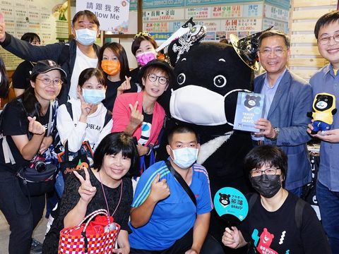 熱情的熊讚粉絲特別前來臺北館熊讚辦公室專區搶購周邊商品。