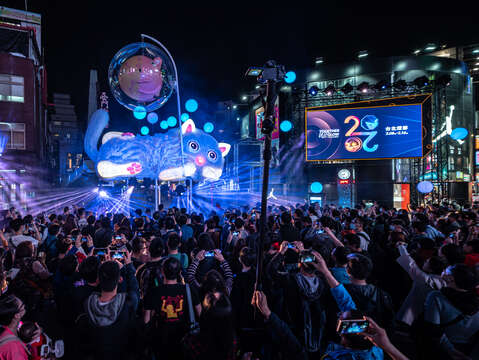 2020臺北燈節西主燈「躲貓貓」，以充滿童趣的形式呈現，以夢幻與童真的元素，在西門町街頭打造一個巨大的夢境場景