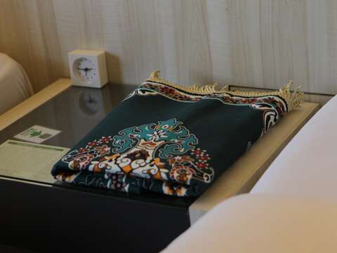 旅館客房祈禱毯、麥加方位標示。