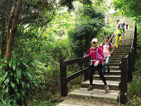 With well-designed hiking trails, hikers can easily finish the Four Beasts Mountains hike.