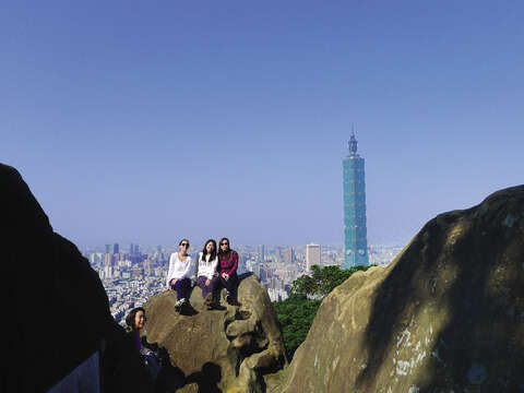 The Liu Ju Shi ( 六巨石 , Six Boulders) viewing platform, located at the peak of Xiangshan, is a popular check- in point for many hikers.