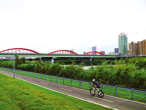 The cycle paths along the riverside parks in Taipei are well-organized and safe routes, away from road traffic.