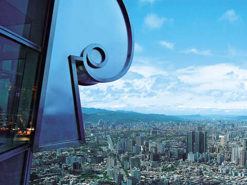 Enjoy the view of Taipei City from the observatory of Taipei 101, one of the tallest green buildings in the world. (Photo/Department of Information and Tourism,Taipei City Government)
