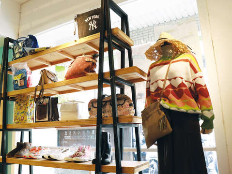 Displaying products in its bright space, Kuang Jen Green Fashion offers various second-hand clothing options from caps, to polo shirts, purses and shoes. (Photo/Taiwan Scene)