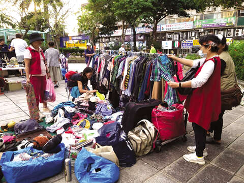Tianmu Flea Market, the most well-known flea market in Taipei, welcomes regular citizens to sign up every week to sell all kinds of budget-friendly outfits or functional daily necessities. (Photo/Taiwan Scene)