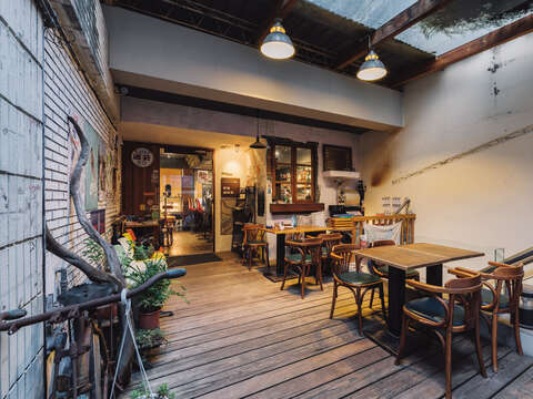穆勒咖啡館はフェアトレードラベル機構が認定した豆で淹れたコーヒーと、居心地のいい空間を提供しています。