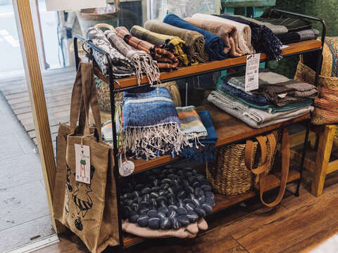 繭裹子はフェアトレード認定の商品を販売するだけで なく、ローカル文化と伝統を組み合わせた自社ブラン ド製品をデザインしています。