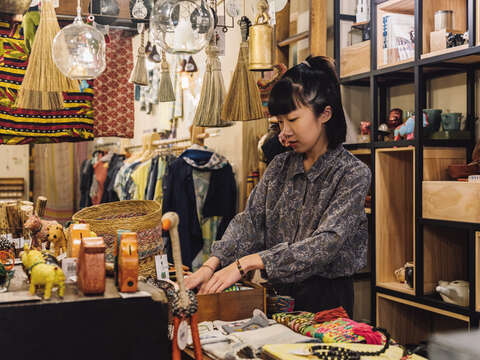 繭裹子はフェアトレード認定の商品を販売するだけで なく、ローカル文化と伝統を組み合わせた自社ブラン ド製品をデザインしています。