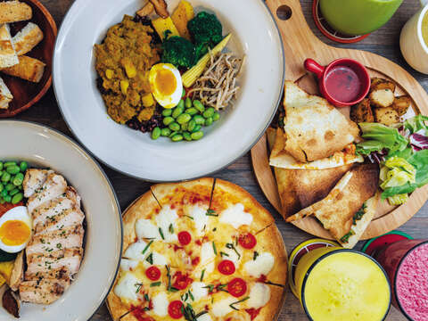 Believing food can be healthy and delicious at the same time, Waypoint Santé serves up many different kinds of cuisine, such as curry, pizzas, and burritos.