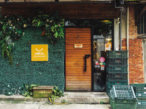​​​​​​​優膳糧の店舗は料理と同じく「自然」をテーマとした壁面緑化や木製の家具を中心としたデザインとなっています。