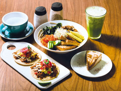 As vegan culture grows strong in Taipei, Ooh Cha Cha has applied the diet trend to all kinds of food choices, from cake, to drinks and other creative courses.