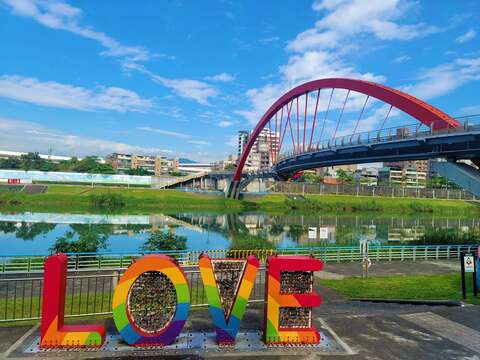 在彩虹橋靠近基四號水門的「LOVE」大型裝置藝術已披上彩虹新裝