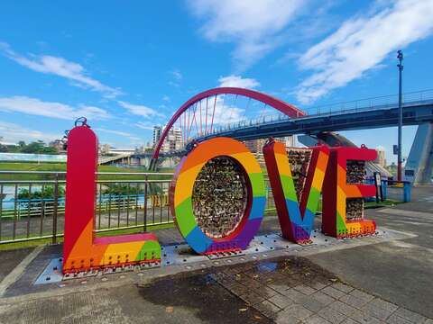 顏色七彩鮮豔的LOVE 加上鮮紅色S型的彩虹橋 ，預料將成為打卡拍照的新熱點!