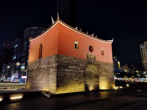 北門景觀廣場藉由燈光的雕塑，增加建築的細緻及歷史的韻味。
