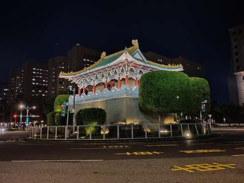 行車經過臺北時，看看東門吧，是馬路上的亮點喔!