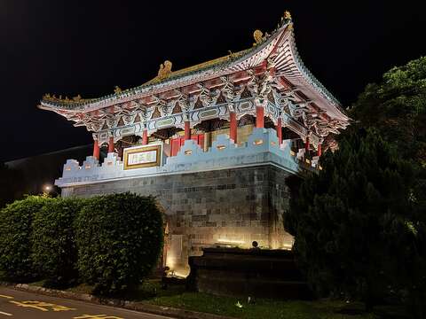 修復過後的南門，也是行經夜間台北時的必看古蹟喔。