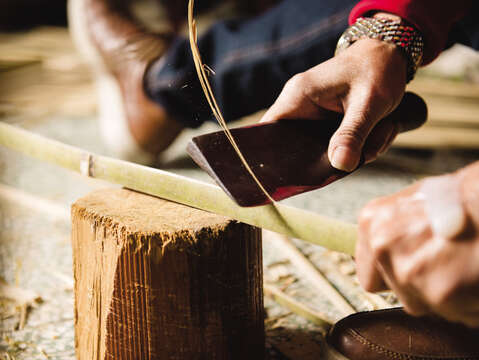 The first step of making zhiza is to cut bamboo into long sticks and assemble them to frame the creation.