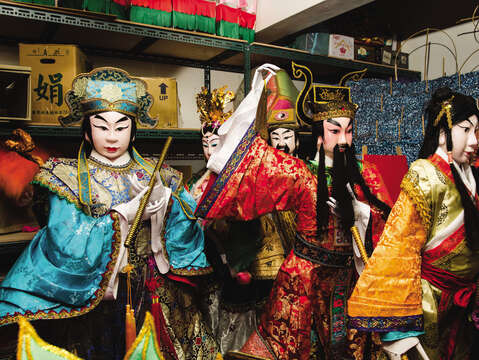 台湾伝統宗教や民間信仰に使用される人形も全て糊紙で作られています。