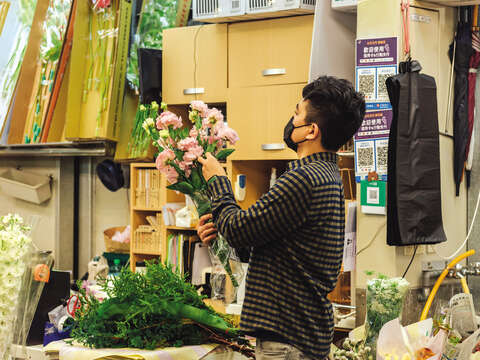 花の鮮度と状態の管理も永進花卉の日常業務の一つです。