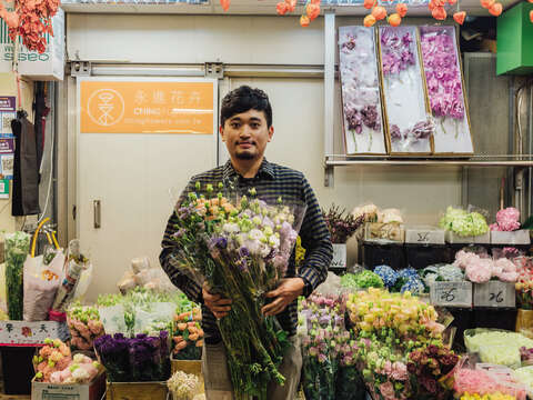 ​​​​​​​景志銘さんは春を感じられる花を用意してお客さんの来店を待っています。