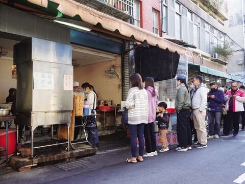 絶品の蛋餅を提供する石牌の朝食屋さんは、朝食時になると多くの人が訪れます。