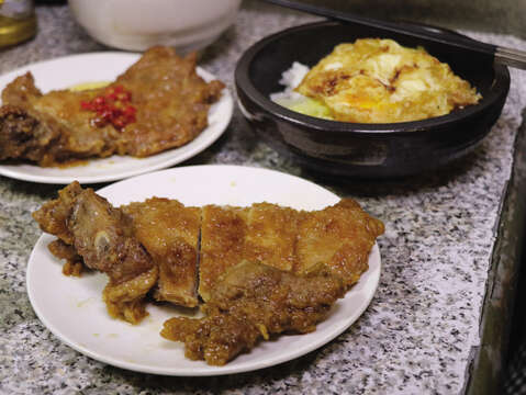 赤峰街にある排骨飯は一度揚げてから煮ることで肉汁をすべて内側に閉じ込めています。